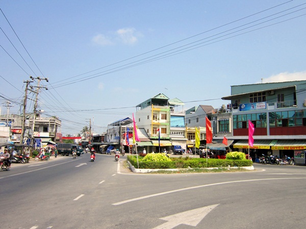 Mua nhà Nhà Bè ở gần đường lớn thường có giá cao hơn nhà trong hẻm