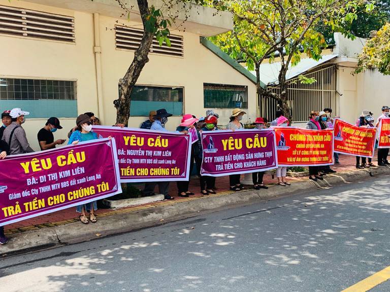 Người dân biểu tình tố giác các công ty rao bán dự án "ma" và yêu cầu trả tiền 
