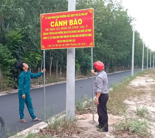 Lực lượng chức năng treo bảng cảnh báo để nhắc nhở người dân và hạn chế các dự án "ma" 